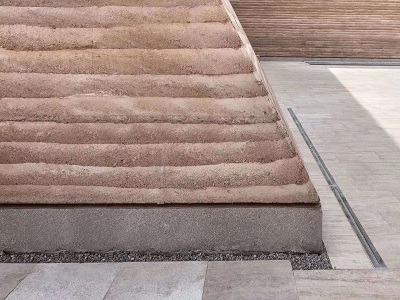 某主題(ti)公園(yuan)建(jian)築用卓(zhuo)能達土(tu)壤(rang)固化劑做(zuo)夯土(tu)牆(qiang)